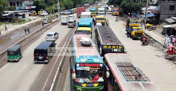 ঢাকা-চট্টগ্রাম মহাসড়কে তীব্র যানজটে ভোগান্তি