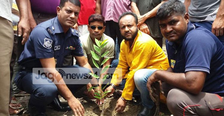 মাদক আখড়ায় ফলের চারা রোপন