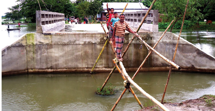 সেতু আছে সংযোগ সড়ক নেই