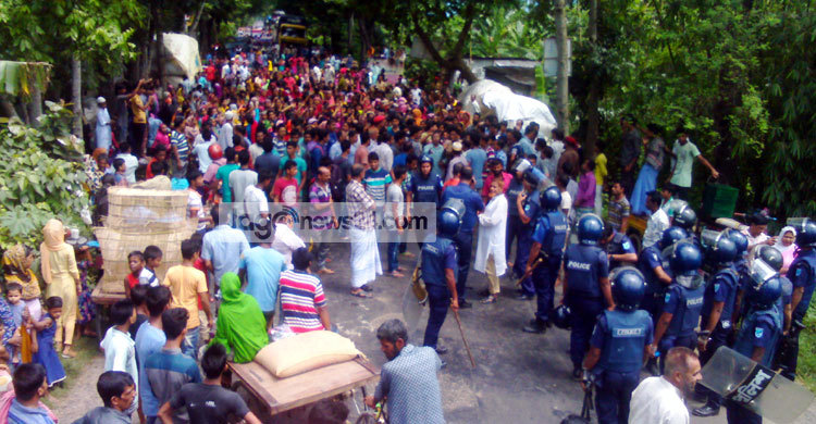 মাদারীপুরে পুলিশ-শ্রমিক সংঘর্ষে আহত ২০