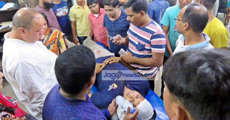 বাসায় ঢুকে সাংবাদিককে কুপিয়েছে দুর্বৃত্তরা