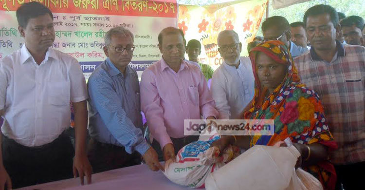 নীলফামারীতে বন্যায় ক্ষতিগ্রস্তদের মাঝে ত্রাণ বিতরণ