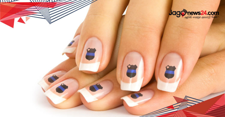 নখে রঙিন নকশা