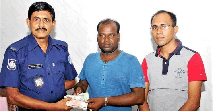 কুড়িয়ে পাওয়া লাখ টাকা ফেরত দিলেন কনস্টেবল
