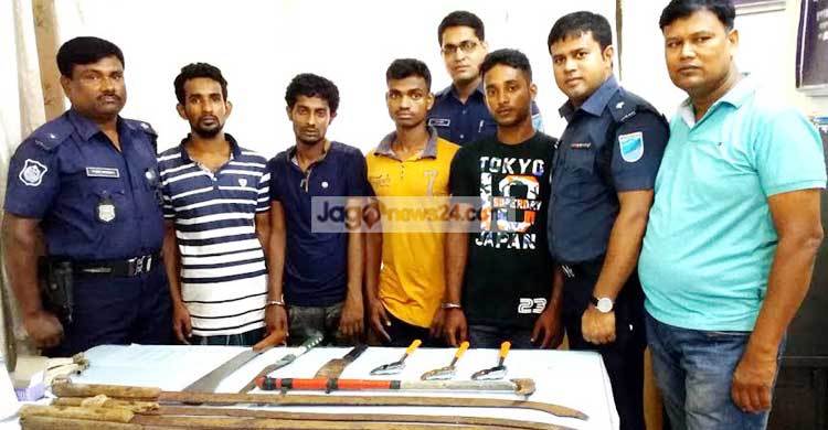 রূপগঞ্জে ডাকাত সন্দেহে অস্ত্রসহ আটক ৪