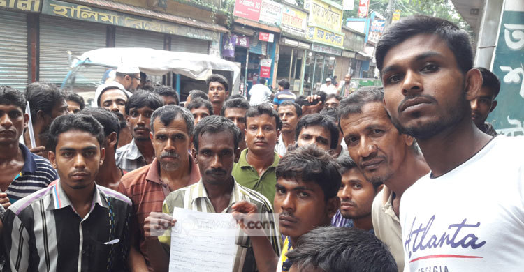 সাতক্ষীরায় ভ্যানচালকদের পুলিশ সুপারের কার্যালয় ঘেরাও