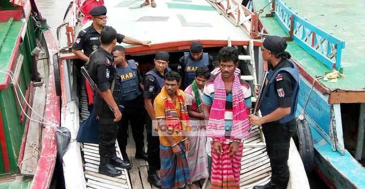 ‘বড়ভাই’ বাহিনীর প্রধানসহ আটক ৫