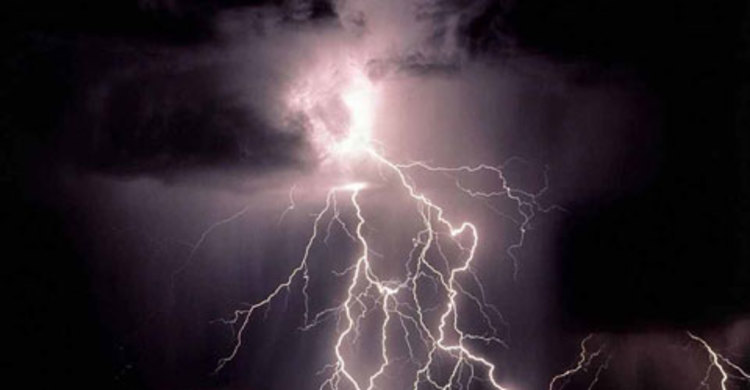 কলারোয়ায় বজ্রপাতে যুবকের মৃত্যু