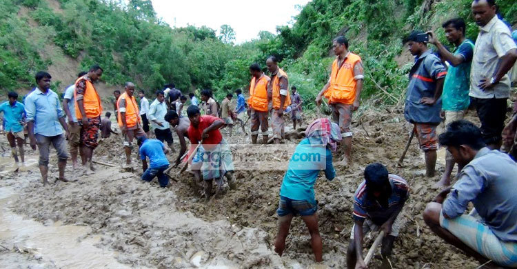 বান্দরবানে মাটিচাপা পড়া মা-মেয়ের মরদেহ উদ্ধার