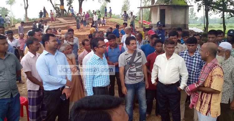 বিরলে প্রত্নতত্ত্ব খননকাজ পরিদর্শনে জেলা প্রশাসক