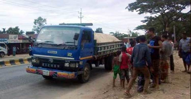 বালুবোঝাই ট্রাক কেড়ে নিল কলেজছাত্রের প্রাণ