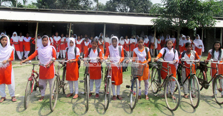 চিরিরবন্দরে মেয়ে শিক্ষার্থীদের বাইসাইকেল জাগরণ