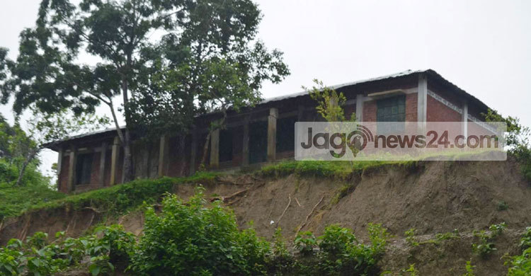 পাহাড়ধসের আশঙ্কায় বিদ্যালয় বন্ধ ঘোষণা