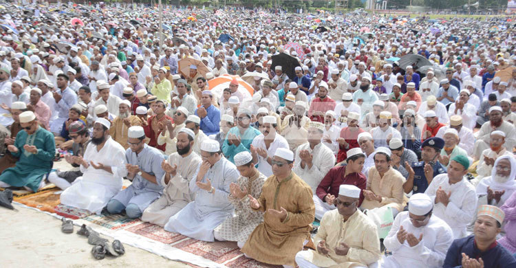 দিনাজপুরে ২ লাখ মুসল্লি পড়ল ঈদের জামাত