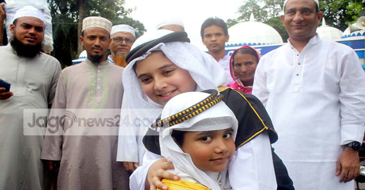 ঈদ জামাতে শান্তি ও সমৃদ্ধি কামনা