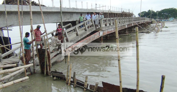 ফরিদপুরে পানির স্রোতে ধসে গেছে সেতুর সংস্কার কাজ