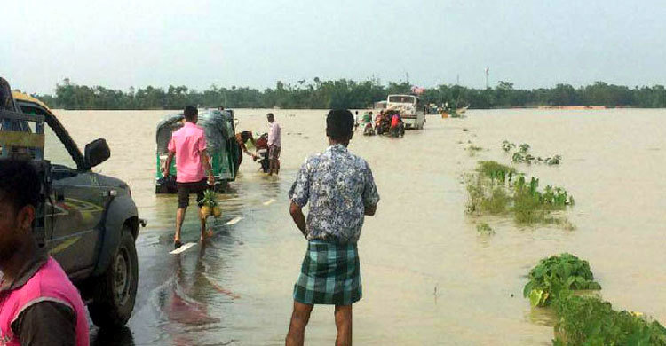 পাহাড়ি ঢলে মৌলভীবাজারে লক্ষাধিক মানুষ পানিবন্দী