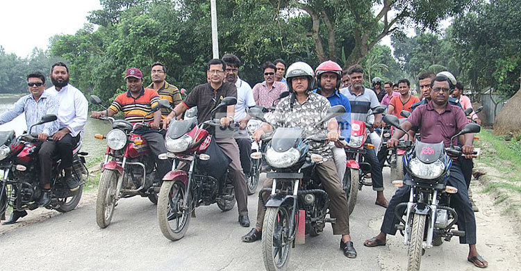 মোটরসাইকেলে ৫৫ কিলোমিটার বাঁধ ঘুরলেন জেলা প্রশাসক