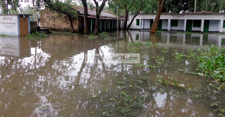 ব্রহ্মপুত্রের পানিতে দুর্ভোগে মানুষ