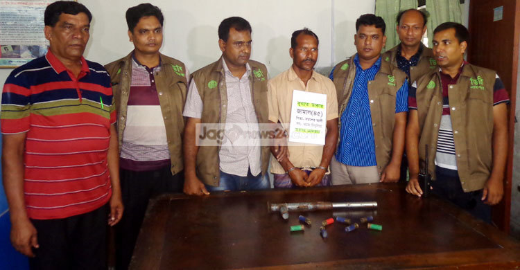 চরাঞ্চলে অস্ত্রসহ ডাকাত গ্রেফতার