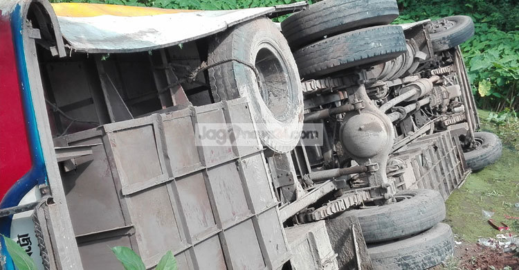 গোবিন্দগঞ্জে যাত্রীবাহী বাস খাদে পড়ে আহত ৩০