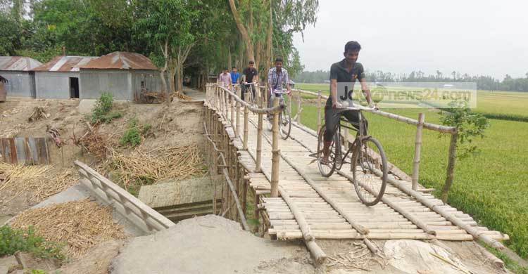 ১০ মাস ধরে এভাবেই চলছে গ্রামের মানুষ