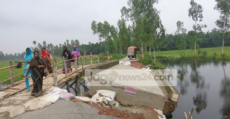 বাঁশের সাঁকো দিয়ে চলাচল, দুর্ভোগে লক্ষাধিক মানুষ