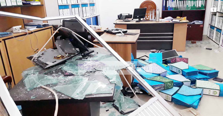 গরমে ছুটি না দেয়ায় পোশাক কারখানায় ভাঙচুর