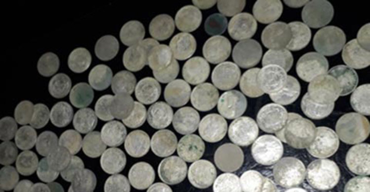 মাটির নিচে ১৩৭টি রৌপ্যমুদ্রা