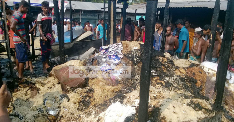 গোপালগঞ্জে অগ্নিকাণ্ডে ১৭ দোকান ভস্মীভূত