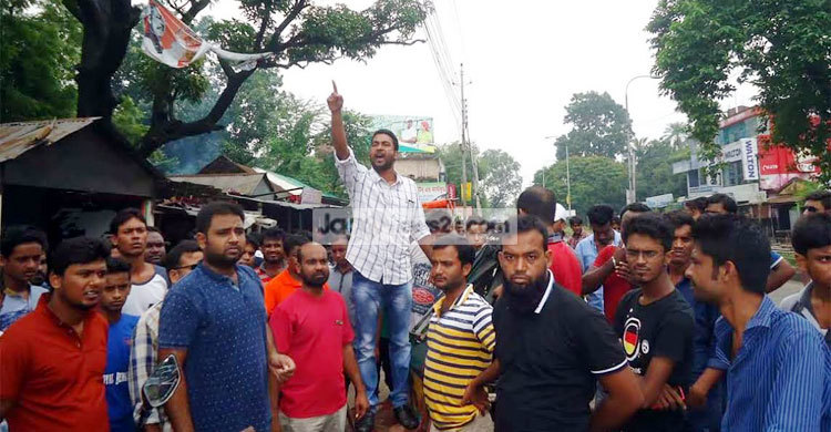 ঈশ্বরদী মেয়রের গ্রেফতার দাবিতে বিক্ষোভ