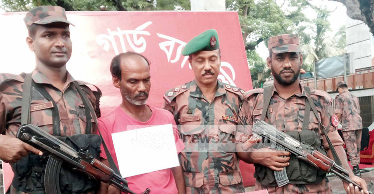 বেনাপোলে ৯ লাখ টাকাসহ হুন্ডি ব্যবসায়ী আটক