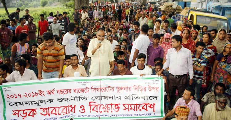 যশোর-বেনাপোল মহাসড়ক অবরোধ করে শ্রমিকের বিক্ষোভ