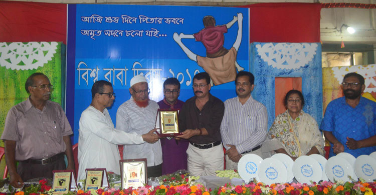 বাবা দিবসে তিনজন সফল বাবাকে সম্মাননা