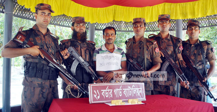 বেনাপোলে সোয়া দুই কেজি স্বর্ণের বারসহ আটক ১