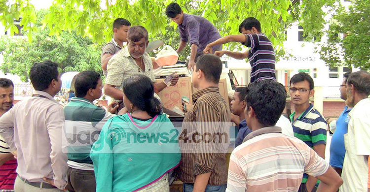 জয়পুরহাটে টিসিবির ১৬ ডিলারের মধ্যে পণ্য তুলেছে ৪ জন