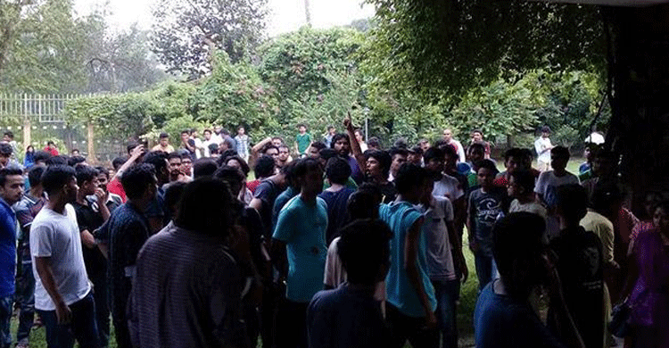 জাবি শিক্ষার্থীদের হল ছাড়ার নির্দেশ, আটক ৪২ 