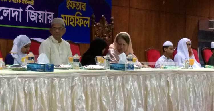 এতিমদের কাছে টেনে নিলেন খালেদা