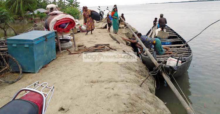 মোরা মোকাবেলায় মাইকিং, আবারও ভেঙেছে কয়রার বাঁধ