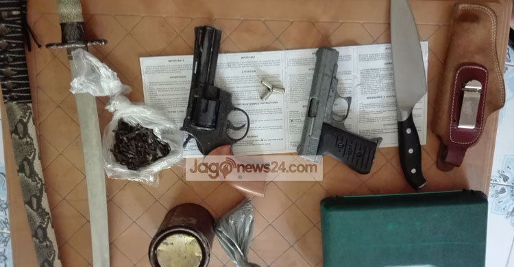 ভৈরবে প্রবাসীর বাড়ি থেকে অস্ত্র ও গান পাউডার উদ্ধার