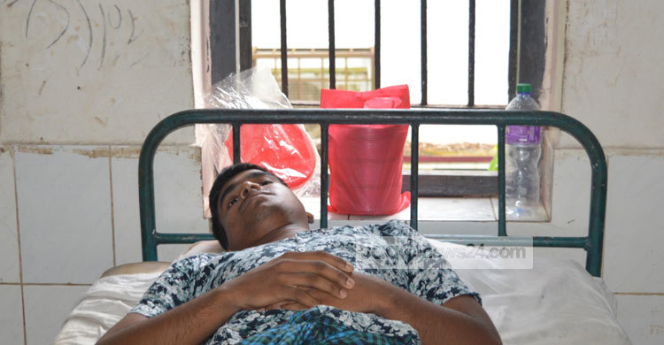 ৪ কেজি গম কম দেয়ার প্রতিবাদ করায় কলেজছাত্রকে নির্যাতন