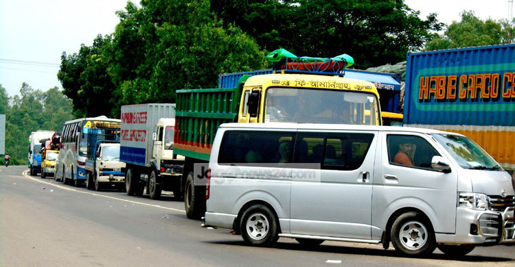 ঢাকা-মাওয়া সড়কে যানবাহনের চাপ