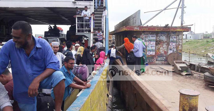 শিমুলিয়া-কাঠালবাড়ি নৌ-রুটে উপচেপড়া ভিড়