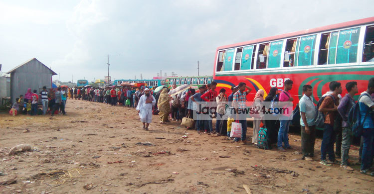 বাস সঙ্কটে শিমুলিয়ায় দুর্ভোগে রাজধানীমুখী যাত্রীরা