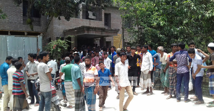 সরকারি চেম্বারে বসে টাকা নিয়ে রোগী দেখার অভিযোগ