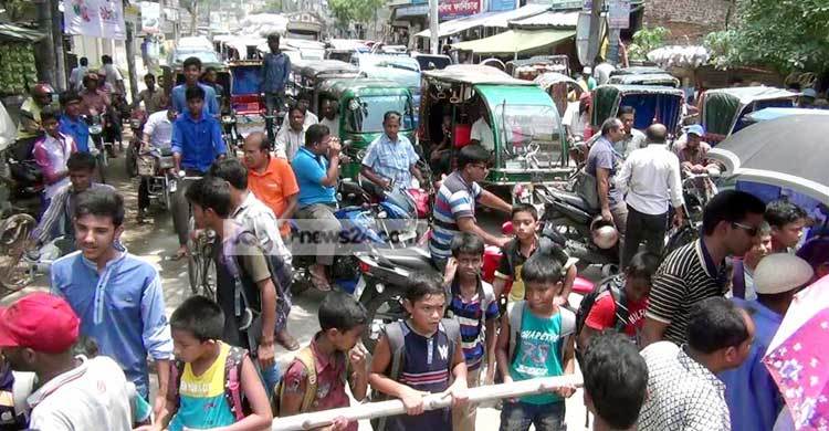 স্কুলের জায়গা দখল করে রাস্তা নির্মাণ করায় বিক্ষোভ