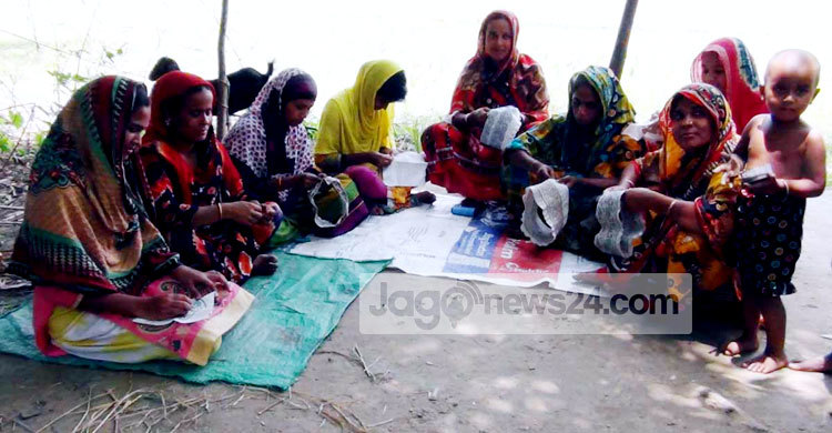 নওগাঁয় টুপি কারিগরদের ব্যস্ততা