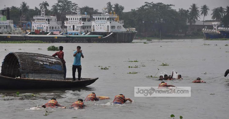 শীতলক্ষ্যায় উদ্ধার তৎপরতা দেখালো ফায়ার সার্ভিস