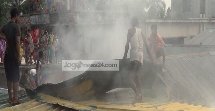 নরসিংদীতে ফ্যাক্টরিতে অগ্নিকাণ্ডে দশ লাখ টাকার ক্ষতি