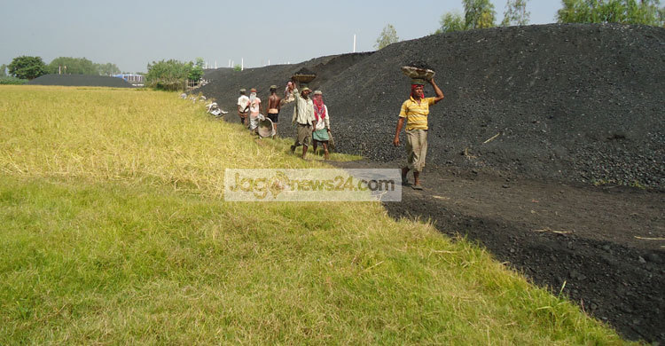 নগরবাড়ীতে ছড়িয়ে পড়ছে কয়লার গুঁড়া, হুমকিতে জনজীবন 